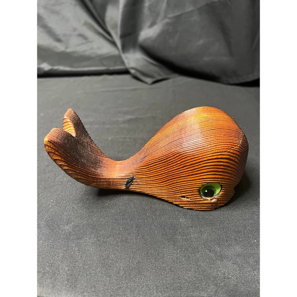 RARE! Mid Century Hand Carved Whale With Green Eyes - Picture 5 of 6